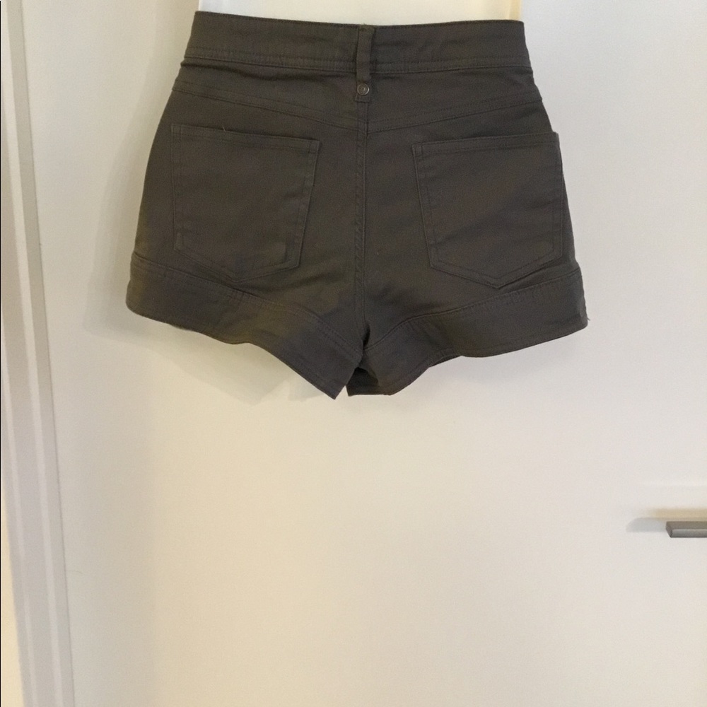 Max Rave.  Gray Short. Size 9 $40 - Picture 10 of 11